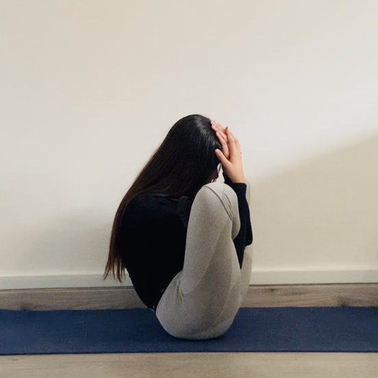La posture du foetus ou Garbhāsana - Yoga - Etape 3