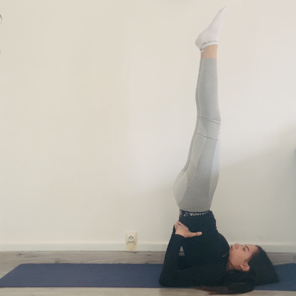 La posture de la chandelle ou  Sarvangāsana - Yoga - Etape 2